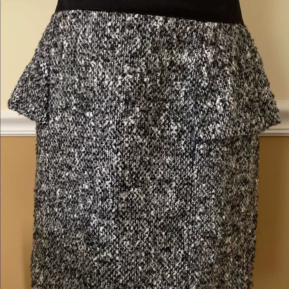 QUICK SALE. NO LOWBALLS PLEASE Like new Indivi wool tweed skirt